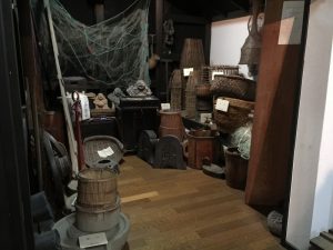 漁具、農具をはじめ、昔の家具、器具、骨董品