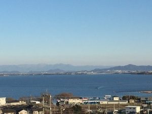 小高い山の頂上から見る琵琶湖の風景はとても綺麗で