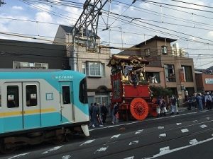 巡行経路には路面電車（京阪電車）が通行します